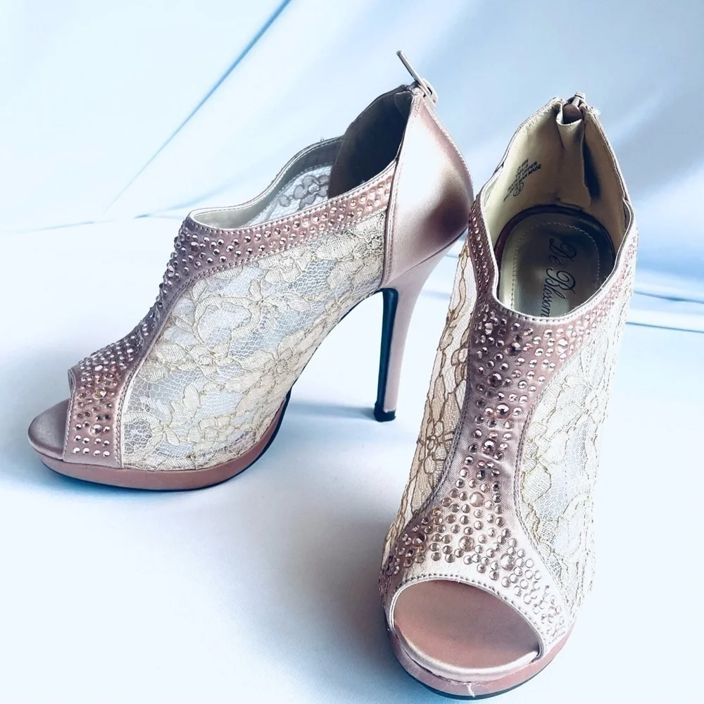 Women's Lace Bridal High Heel Platform Peep Toe Shootie- Never worn - Size 7.5